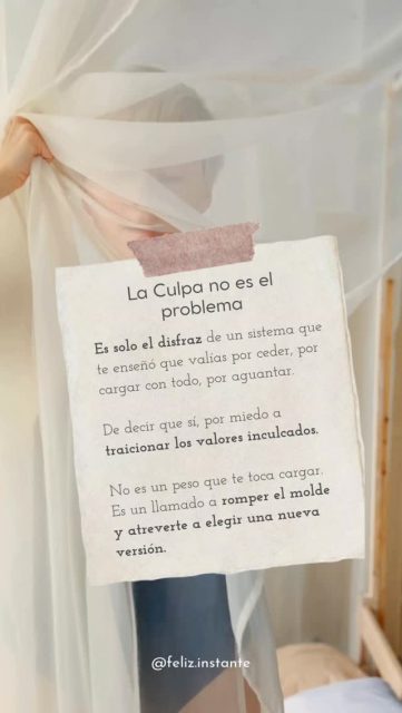 No te está doliendo la culpa.
Te duele no saber cómo decir “no” sin sentir que fallas.
Te duele descansar y pensar que estás haciendo algo mal.
Te duele sentir que, si no lo haces tú, todo se cae.
Y por dentro… todo te pesa. Mucho más de lo que admites.
La culpa es solo el disfraz de un sistema que te enseñó que valías por ceder, por cargar, por
callar.
Pero tú ya no cabes en ese molde.
Y eso, aunque duela… también es libertad.
Sígueme para aprender a poner Límites desde el amor propio y vivir en Coherencia entre lo
que sientes, lo que piensas, lo que dices y lo que haces.
Un gusto acompañarte ❣️ Namaste @feliz.instante 💛
.
.
.
#culpa #bienestar #crecimientopersonal
#soltar #felizinstante