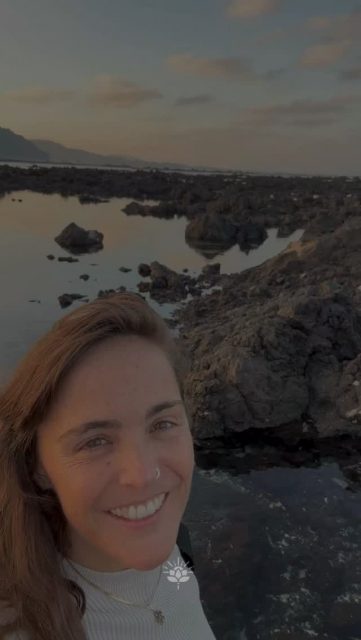 Tú también creciste con la idea de que estar para todos te hacía valiosa.
Que ser buena era estar disponible.
Que decir que sí siempre era parte de ser una mujer amorosa.
Hasta que un día… te das cuenta de que estás cansada.
Que nadie hace lo mismo por ti.
Y que aunque lo niegues, en el fondo… te pesa.
Y ahí es donde empieza todo:
cuando te das cuenta de que el amor no se tiene que comprar con sacrificio.
Que puedes ser amorosay tener límites.
sí…
cuando dejas de hacerlo todo tú, también liberas a otros.
Porque al dejar de subestimarlos, les das espacio para que se hagan cargo.
Compártelo si tú también estás despertando a esta verdad.
No estás sola 💛Un gusto acompañarte
Namaste @feliz.instante
.
.
.
#AmorPropio #BienestarEmocional #MujerDespierta